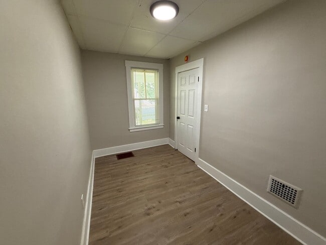 Building Photo - This beautifully updated 3-bedroom, 1-bath single-family home is ready for move-in!