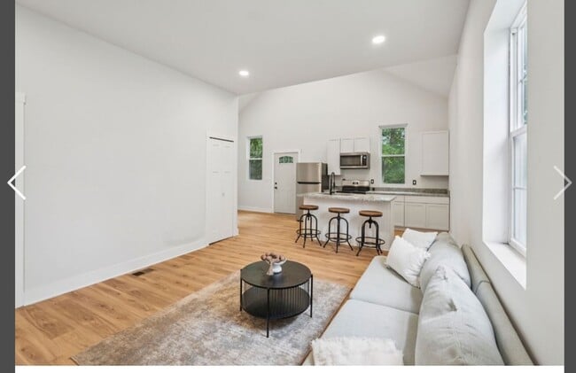 Building Photo - Spacious Five Bedroom Single Family Home N...