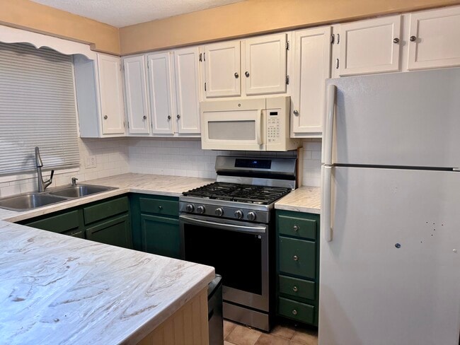 Building Photo - 107 Forestwood Dr