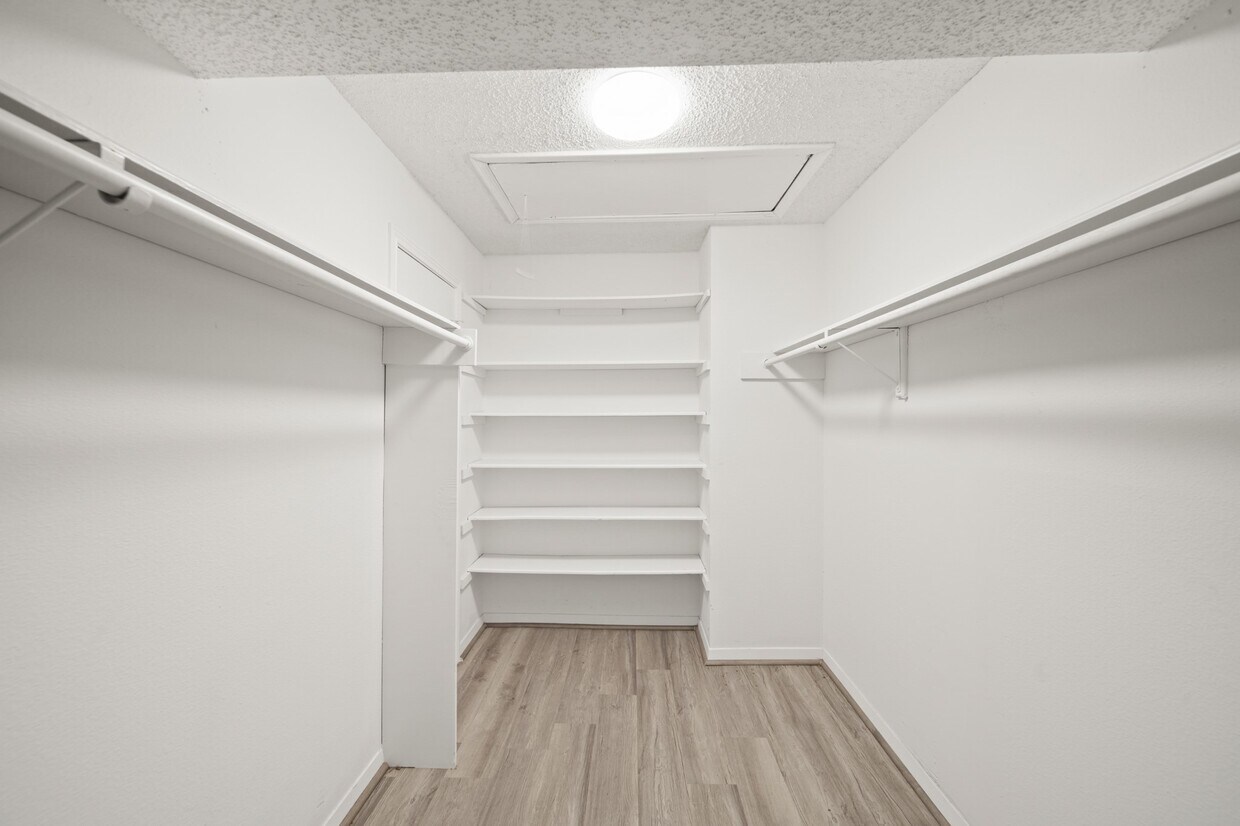 Foto del edificio - 9393 Westwood Village Dr