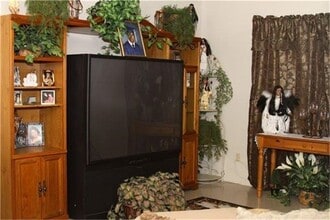 Building Photo - 919 Sutton Dr