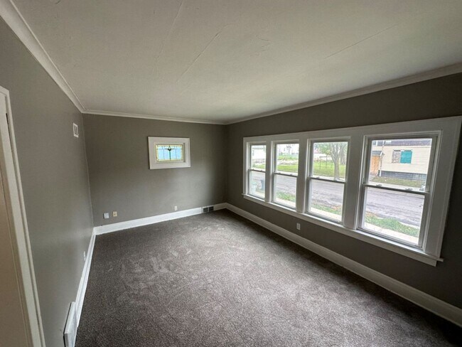 Building Photo - 3 Bedroom Single Family