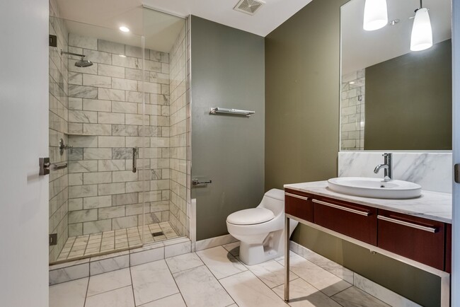 Building Photo - The Martin 1607-City/Strip Views from this...