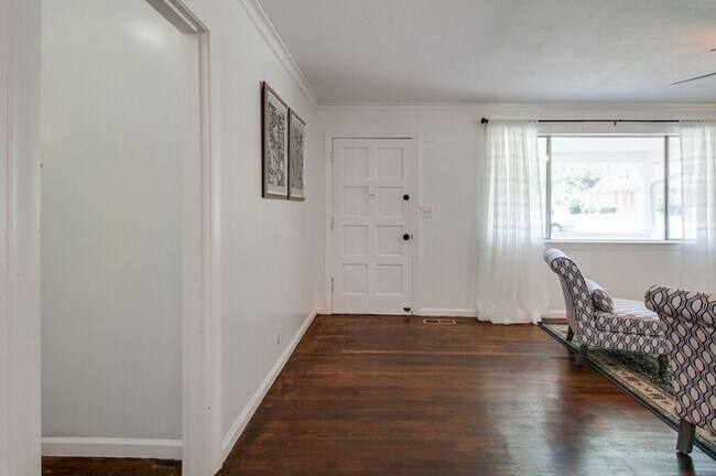 Building Photo - Beautifully renovated 3/2 in Inglewood/Eas...