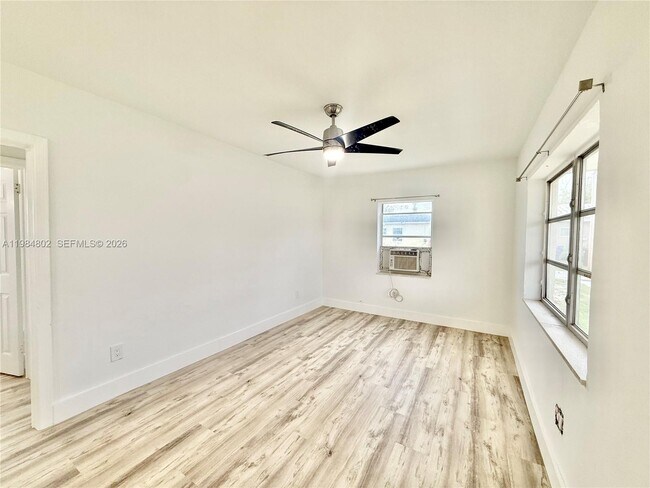 Foto del edificio - 1942 NE 172nd St