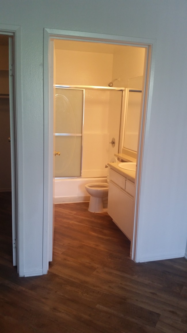 remodelled bathroom - 511 S Park View St