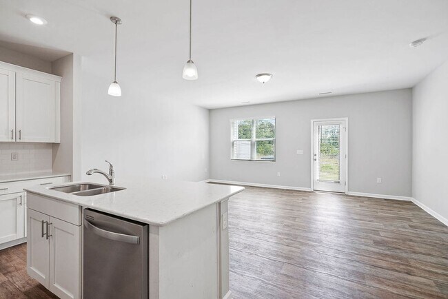 Foto del edificio - 3 Bedroom END unit Townhome in Clayton