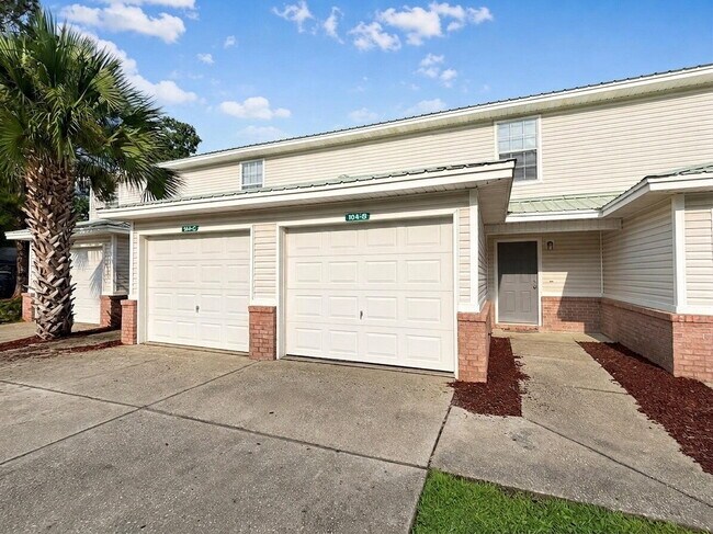 Foto del edificio - "Charming 2-Bed Townhouse Oasis - Prime Fort Walton Beach Location!"