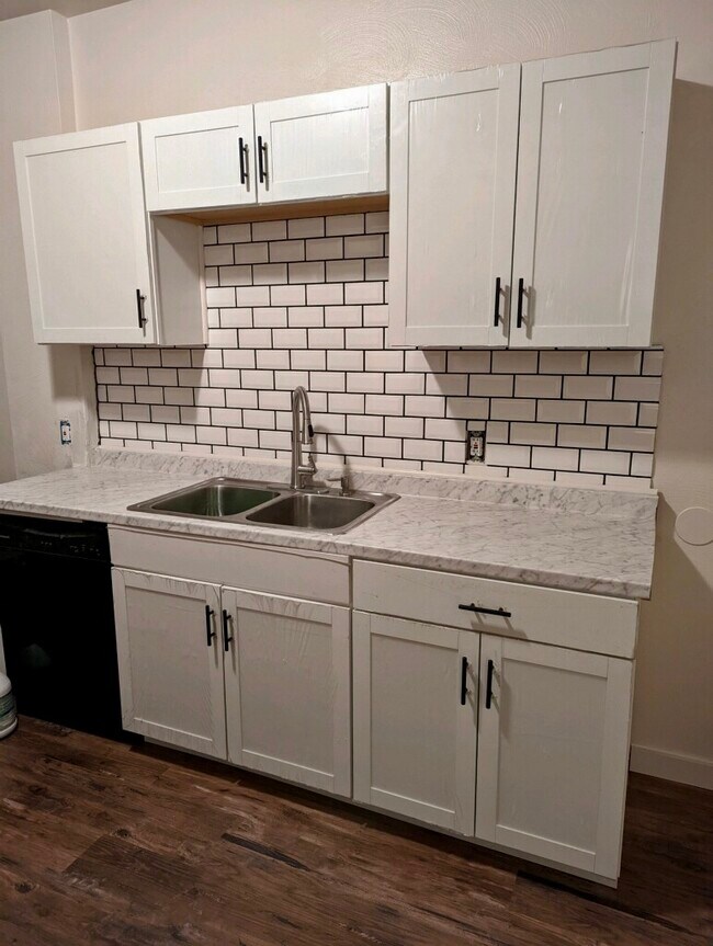 Building Photo - 672 Middle Ave