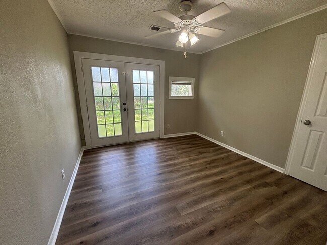 Foto del edificio - Lovely 3 Bedroom 1 Bathroom home with a Fe...