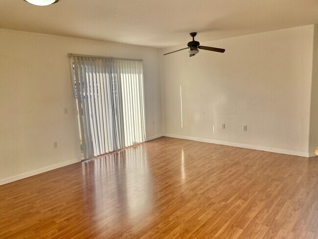 Foto del edificio - Highly Desirable 3 bedroom Town house in H...