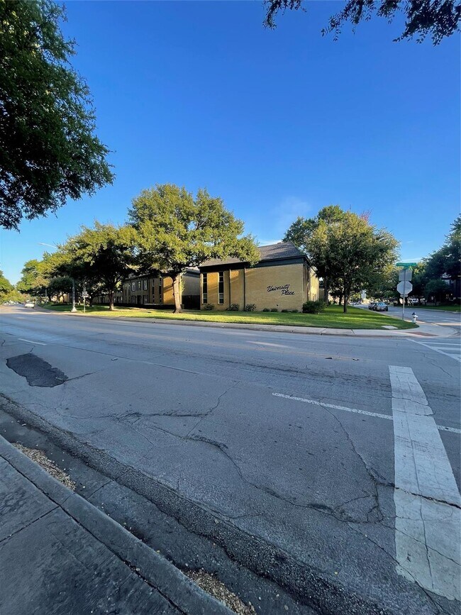 Foto del edificio - 6015 E University Blvd