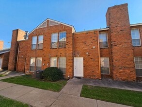 Building Photo - 1400 Darr St