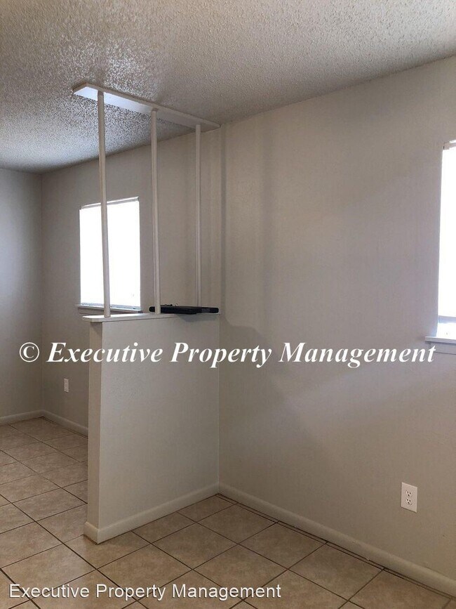 Building Photo - 913-915 J R Ct
