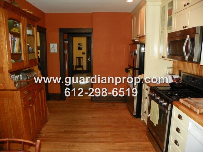 Foto del edificio - House on Corner Lot Available July 1st, Up...