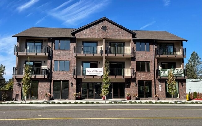 Photo - 21929 NE Halsey St (Fairview, OR) Apartment