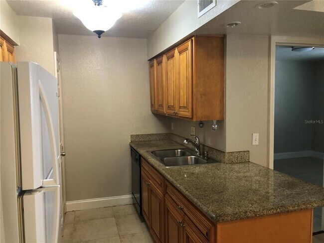 Foto del edificio - 620 Golden Raintree Pl
