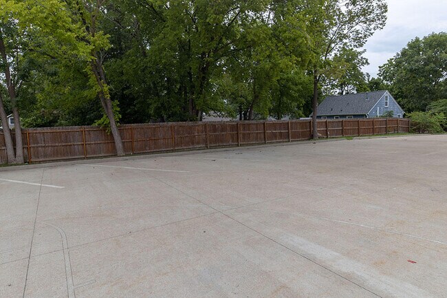 Foto del edificio - 1409 Paris Rd