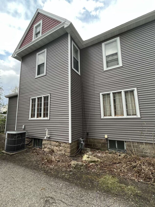 Building Photo - 208 Winona St
