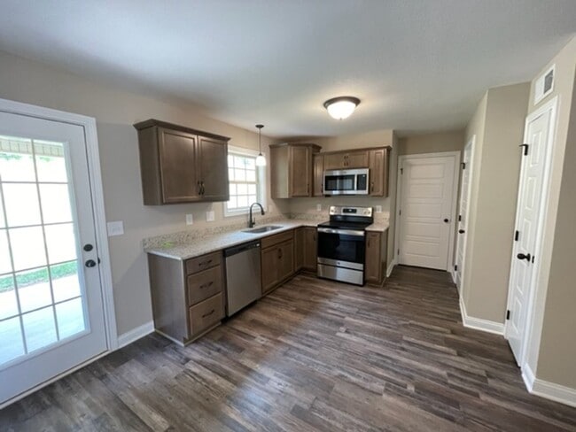 Building Photo - 3 Bedroom 2 1/2 Bathroom Home!