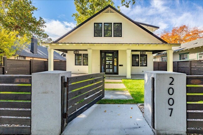 Building Photo - MODERN MEETS HISTORIC: YOUR HYDE PARK HAVE...
