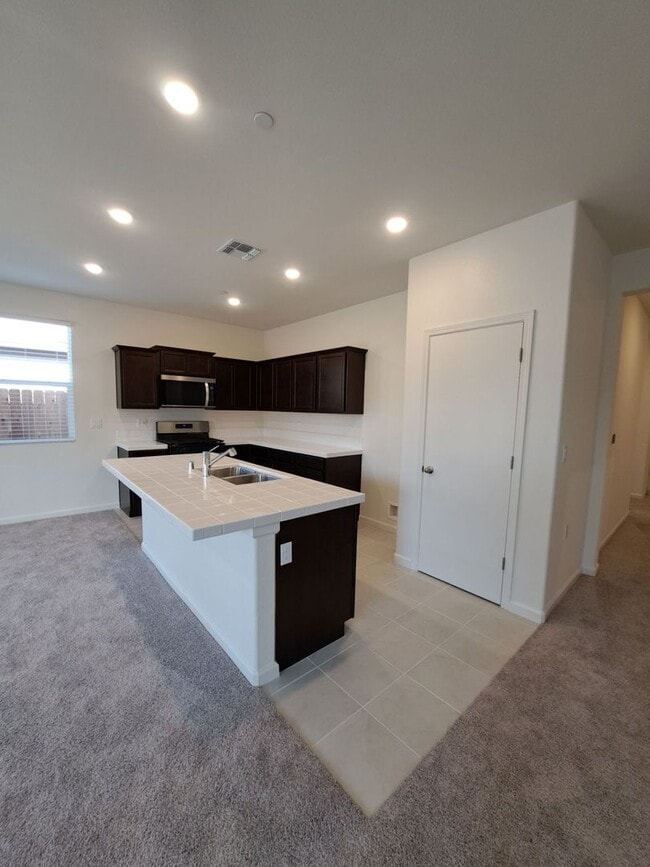 Foto del edificio - Recently Built Home Available Soon!