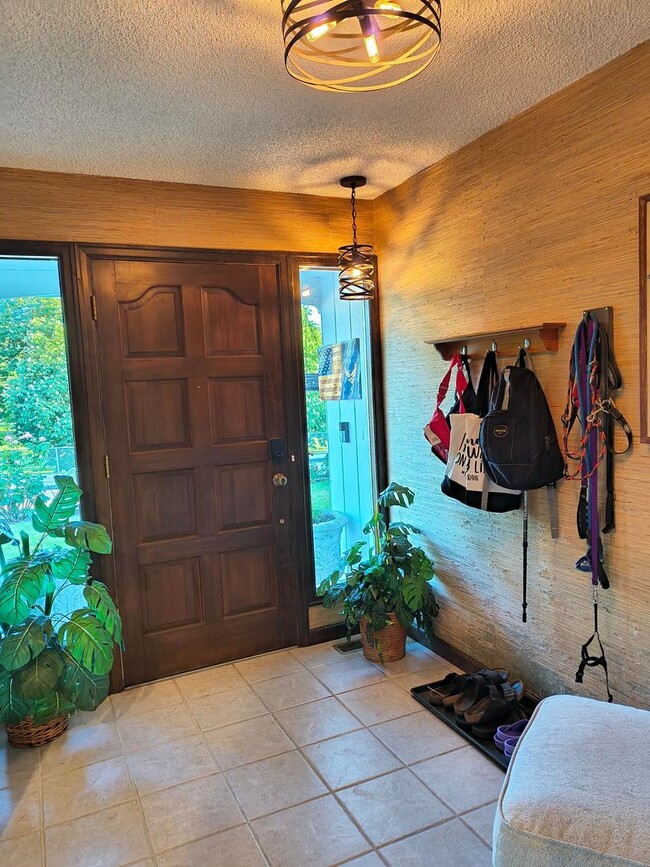 Building Photo - Spacious 4 bed, 2.5 bath with HEATED POOL ...