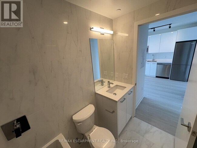 Building Photo - 284 King St E