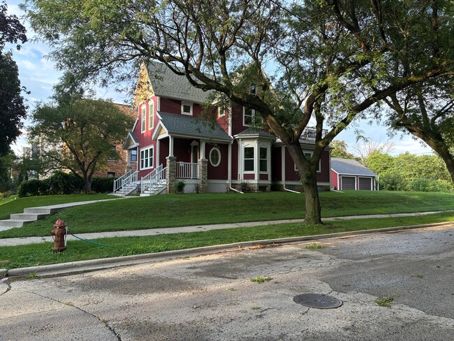 Building Photo - 2204 N Booth St