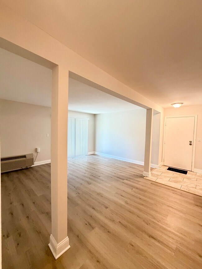 Foto del edificio - 566 Somerset Ln