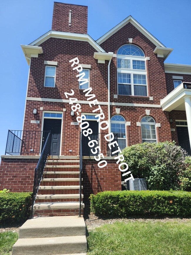 Building Photo - TROY TOWNHOUSE CLOSE TO SHOPPING