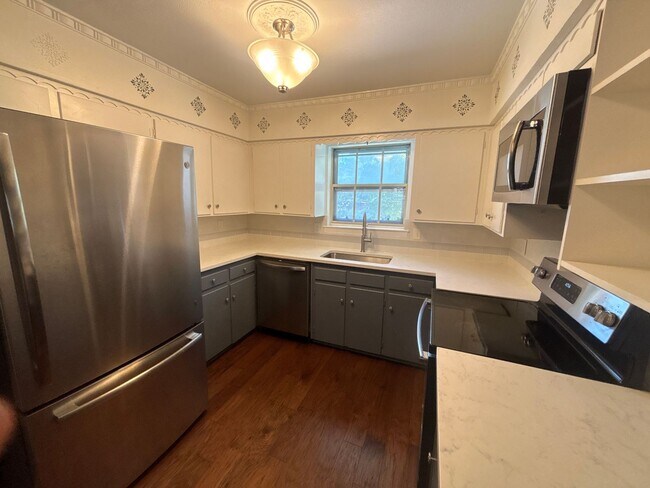 Foto del edificio - Spring Semester Discount! 2 Br/Bth Corner Unit