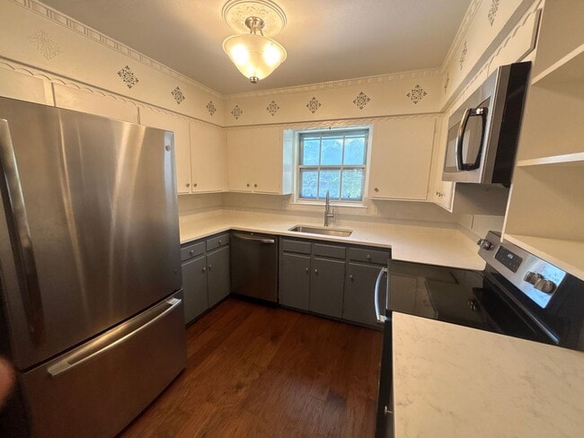 Building Photo - Spring Semester Discount! 2 Br/Bth Corner Unit