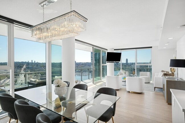 Building Photo - Amazing 3 Bed, 3 Bath, 2 Parking, Balcony, Water Views & More!
