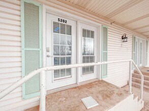 Building Photo - 1060 Louis St