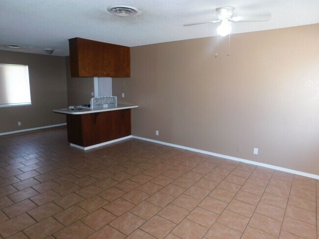 Foto del edificio - 640 Commercial Ave