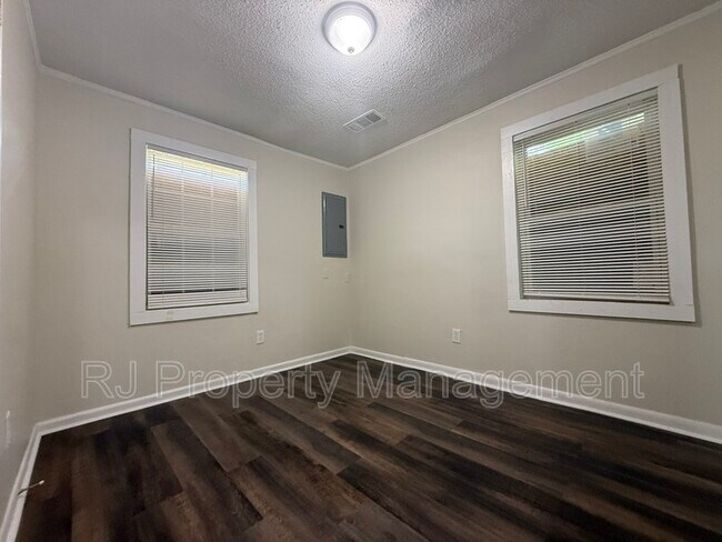 Foto del edificio - 1242 Airways Blvd