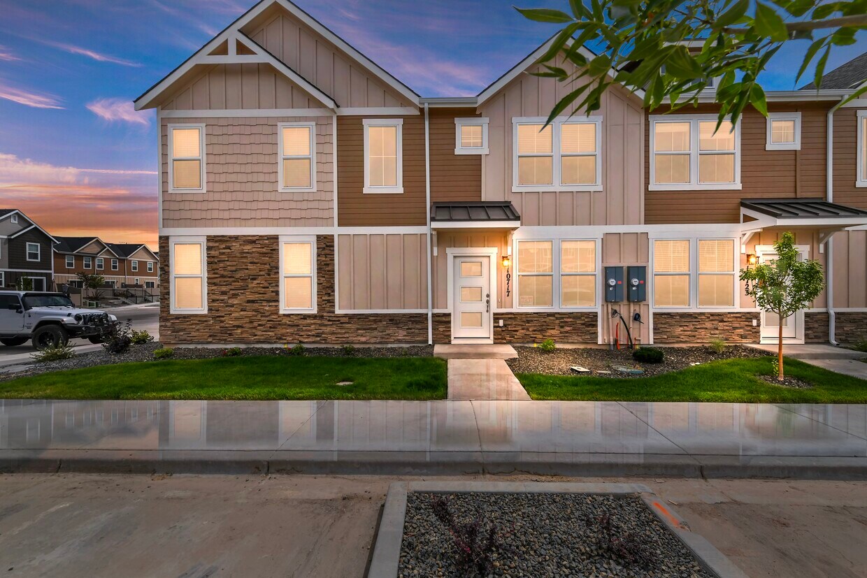 Primary Photo - 10717 W Brownstone Ln