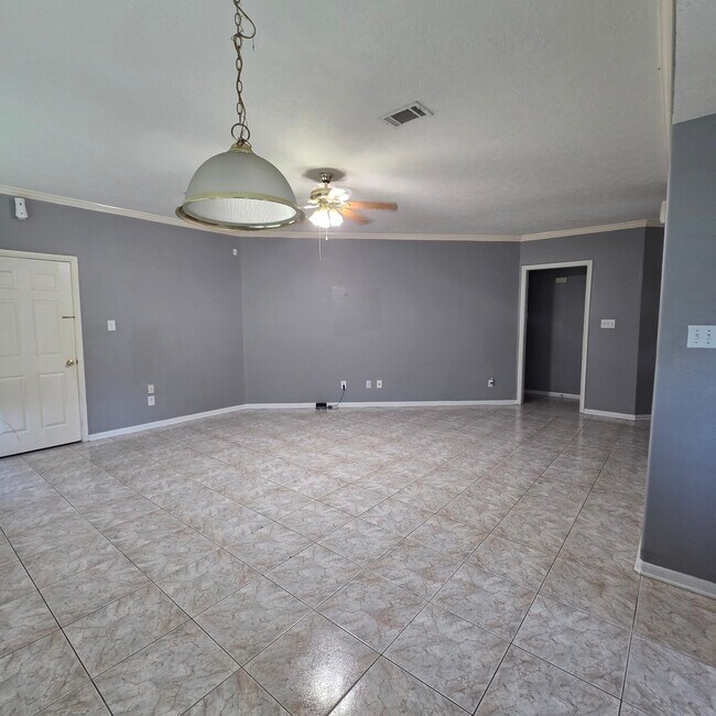 Building Photo - 9907 Golden Glen Dr