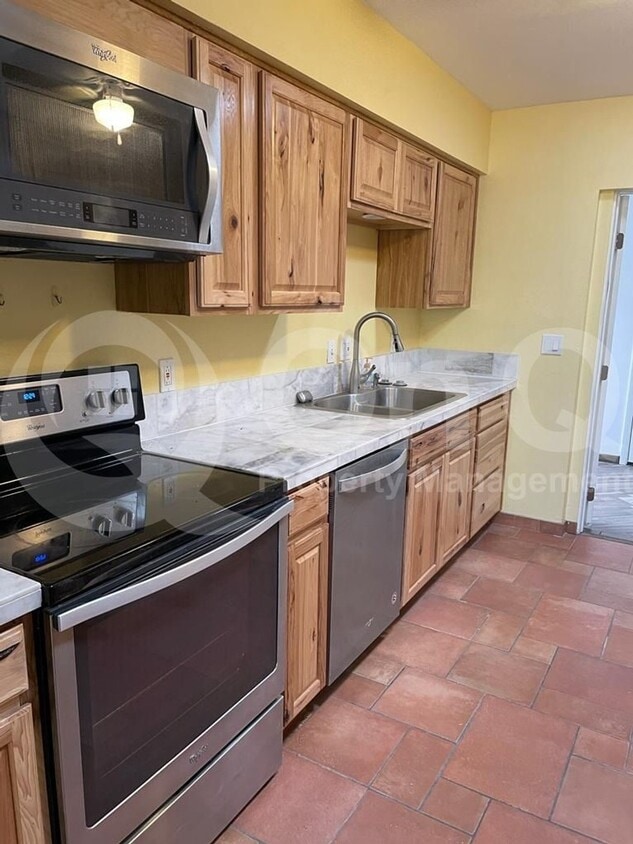 Primary Photo - 2831 N Fontana Ave