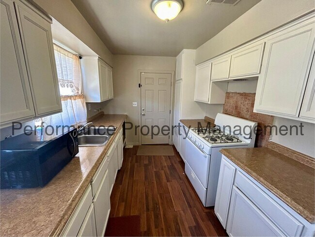 Building Photo - Charming 3 Bed/1 Bath House w/ RBP & Secur...
