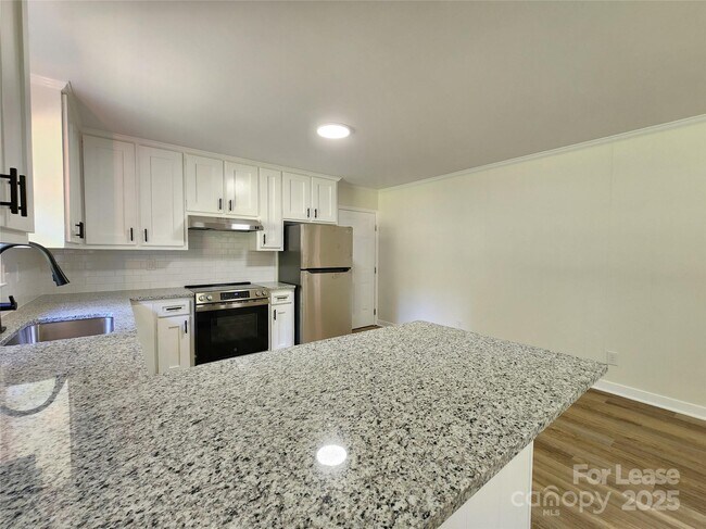 Foto del edificio - 204 Long Creek Rd