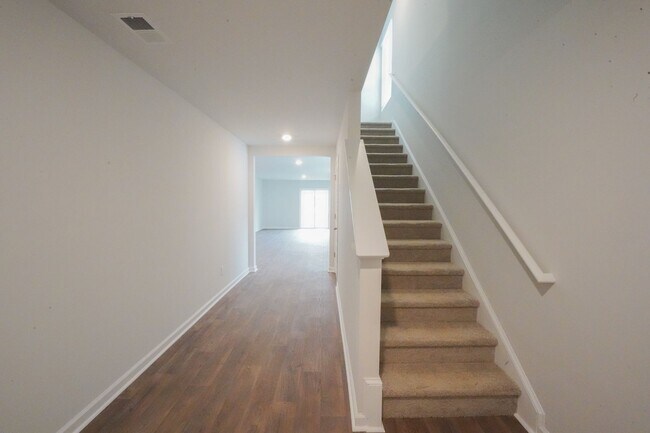 Foto del edificio - Available Soon!