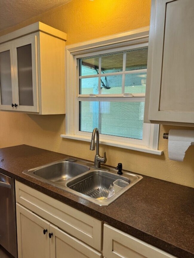 Foto del edificio - NEW TO MARKET, SINGLE LEVEL HOME, FULLY FE...
