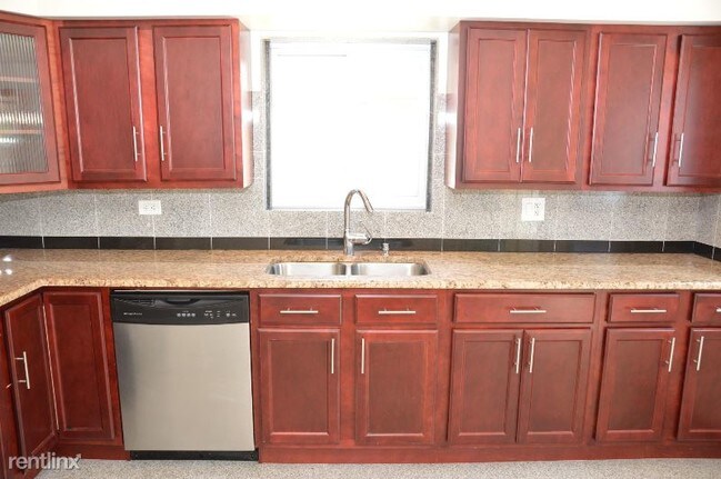Building Photo - 2 br, 1 bath Apartment - 5955 W Eddy St