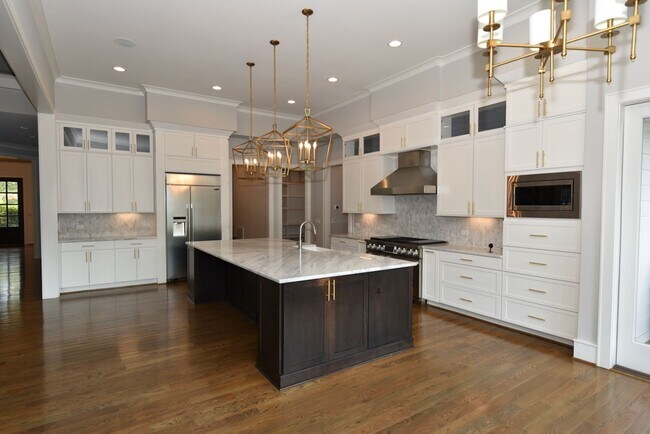 Building Photo - Exquisite Home in popular Budleigh Location!