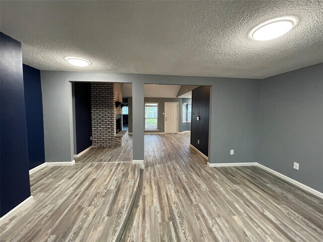Building Photo - 711 Meadowglen Dr