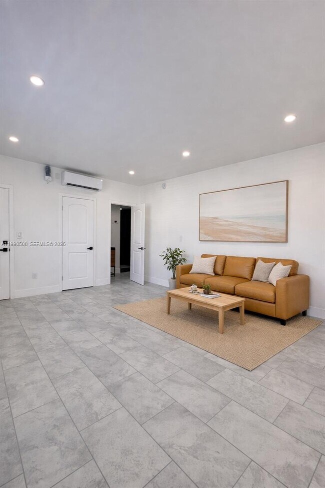 Foto del edificio - 7735 Byron Ave