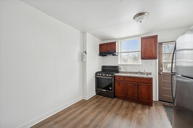 Building Photo - 1124 W 9th St