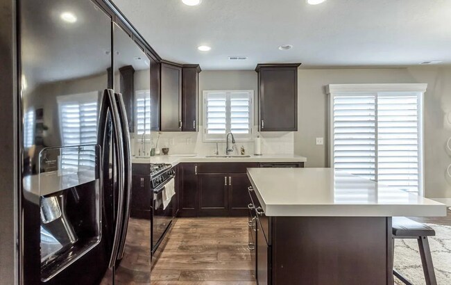 Foto del edificio - Charming 3-Bedroom Home with Fenced Yard, & Modern Comforts in Prime Pleasant Grove Location